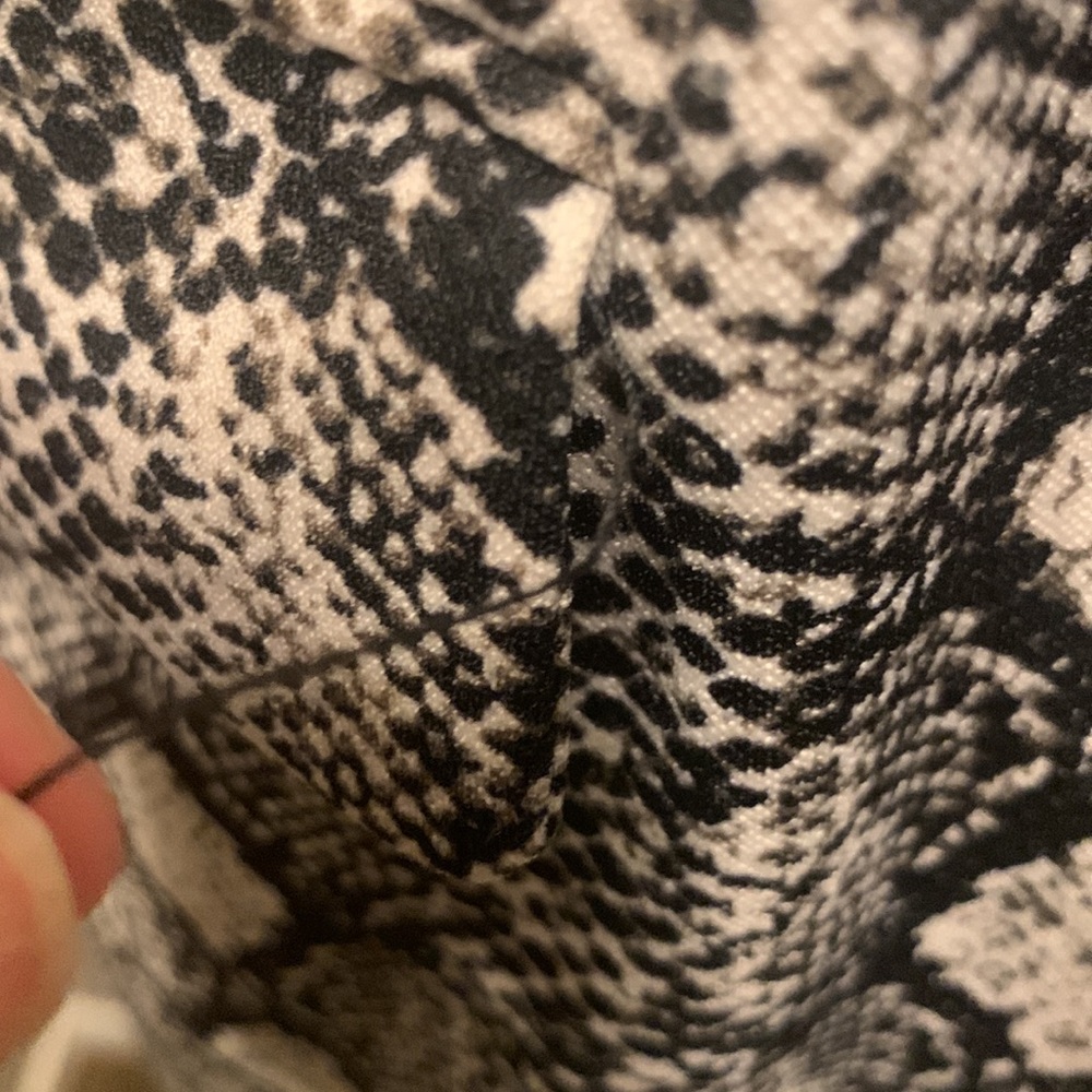 🐍 Get Sssstylish with the Veronica M Snakeskin Print Blazer in Size Small! 🐍 - Picture 10 of 16